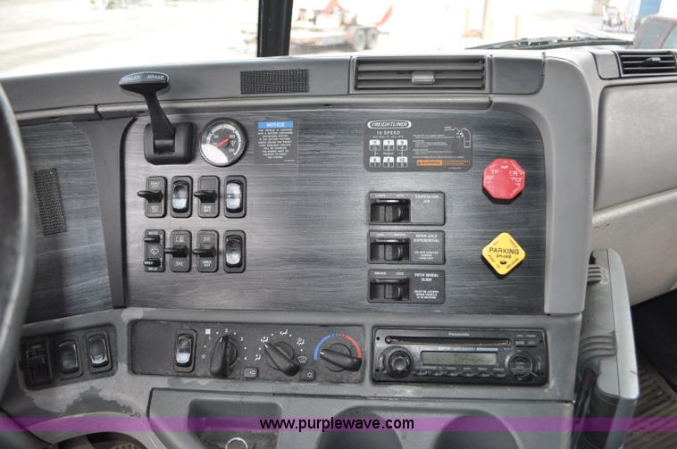 image for item G6125 2005 Freightliner Columbia  CL120 semi truck