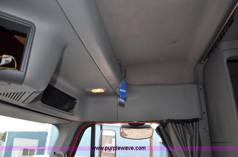 image for item G6125 2005 Freightliner Columbia  CL120 semi truck