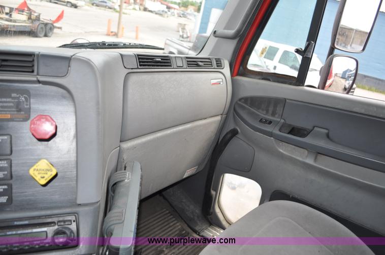 image for item G6125 2005 Freightliner Columbia  CL120 semi truck