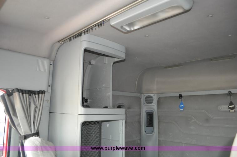 image for item G6125 2005 Freightliner Columbia  CL120 semi truck