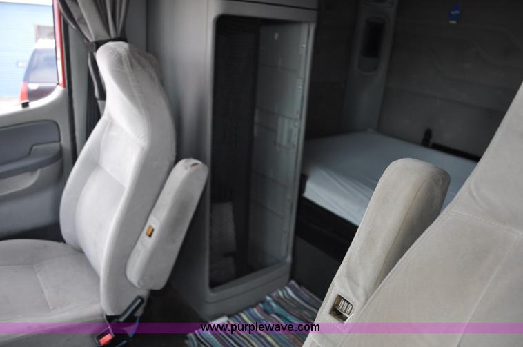 image for item G6125 2005 Freightliner Columbia  CL120 semi truck