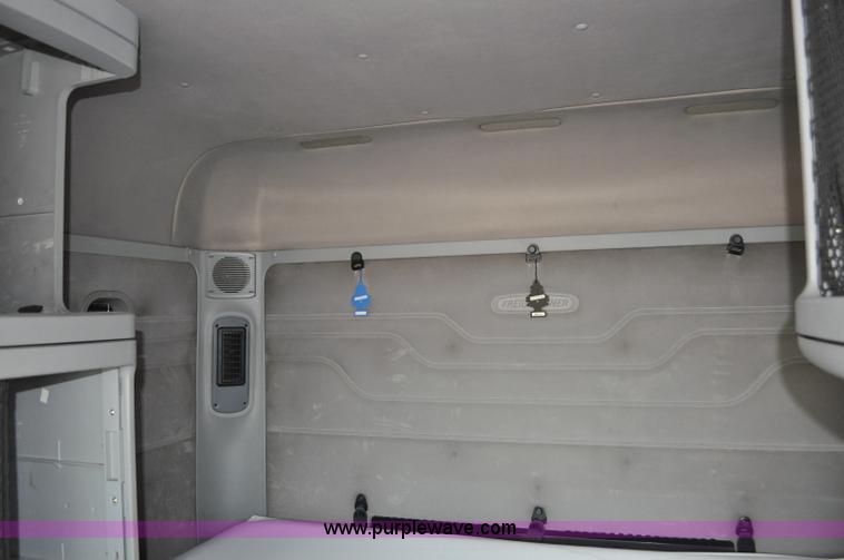 image for item G6125 2005 Freightliner Columbia  CL120 semi truck