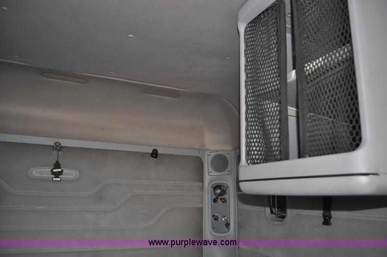 image for item G6125 2005 Freightliner Columbia  CL120 semi truck