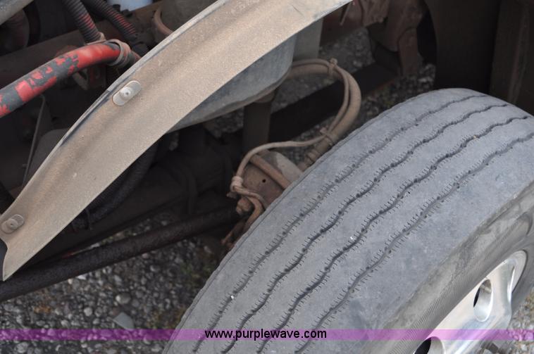 image for item G6125 2005 Freightliner Columbia  CL120 semi truck