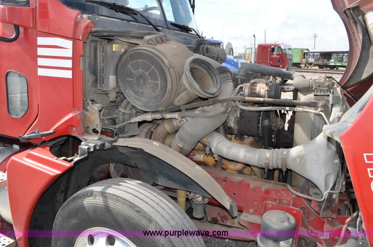 image for item G6125 2005 Freightliner Columbia  CL120 semi truck