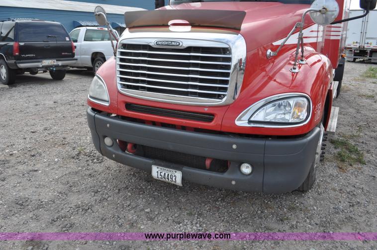image for item G6125 2005 Freightliner Columbia  CL120 semi truck