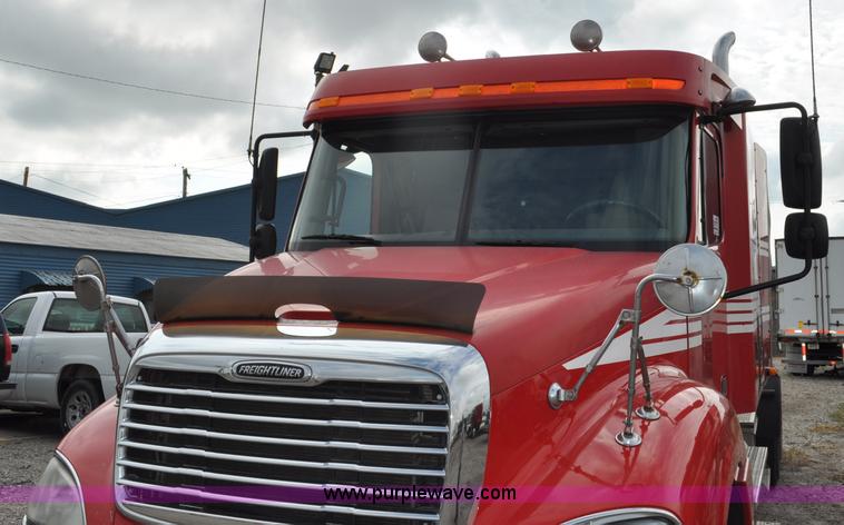 image for item G6125 2005 Freightliner Columbia  CL120 semi truck