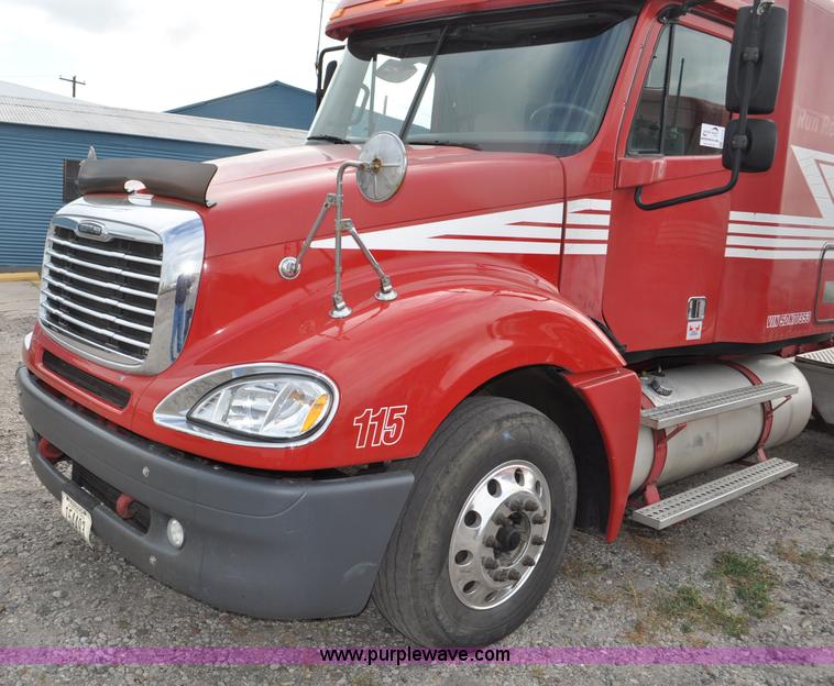image for item G6125 2005 Freightliner Columbia  CL120 semi truck