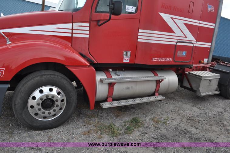 image for item G6125 2005 Freightliner Columbia  CL120 semi truck