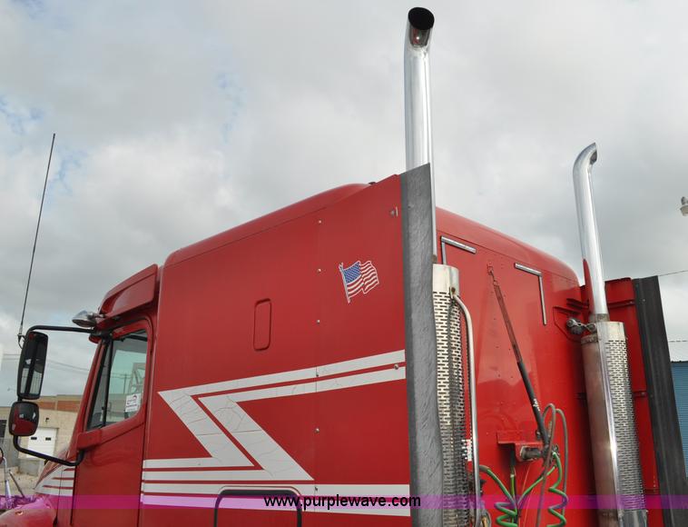 image for item G6125 2005 Freightliner Columbia  CL120 semi truck