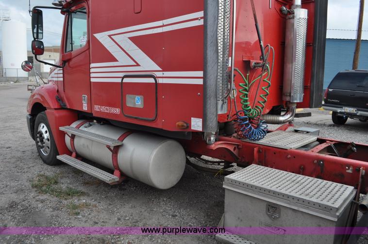 image for item G6125 2005 Freightliner Columbia  CL120 semi truck