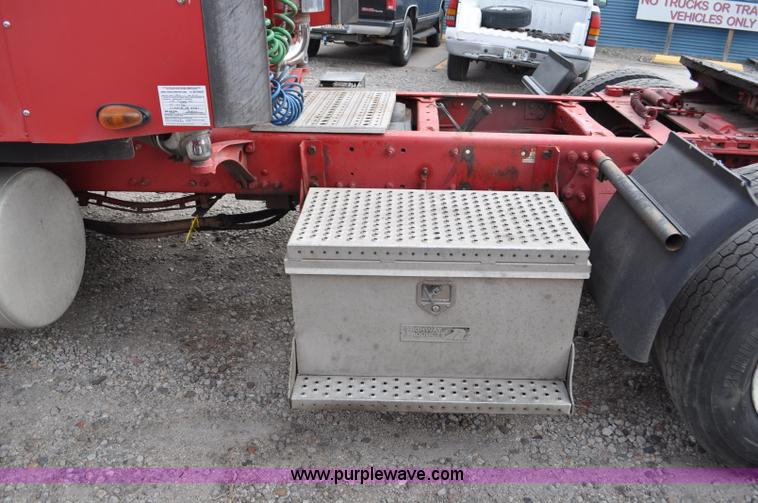 image for item G6125 2005 Freightliner Columbia  CL120 semi truck