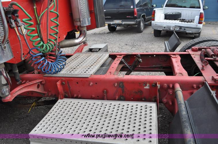 image for item G6125 2005 Freightliner Columbia  CL120 semi truck