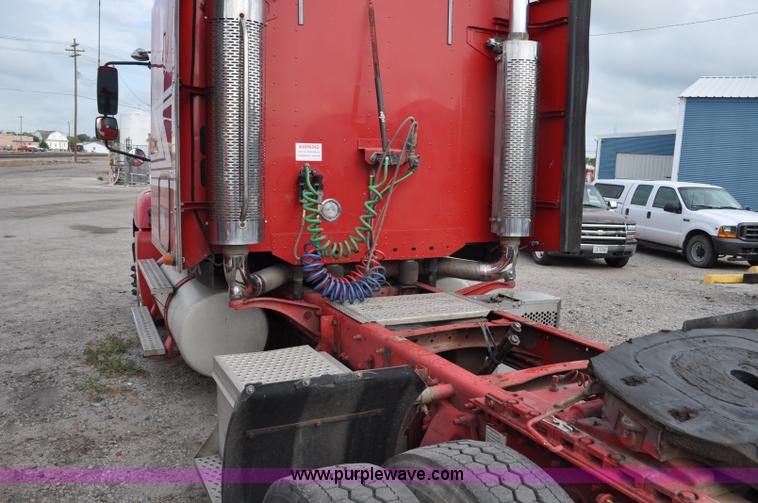 image for item G6125 2005 Freightliner Columbia  CL120 semi truck