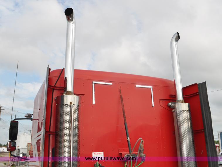 image for item G6125 2005 Freightliner Columbia  CL120 semi truck