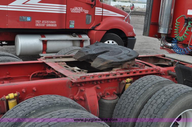 image for item G6125 2005 Freightliner Columbia  CL120 semi truck