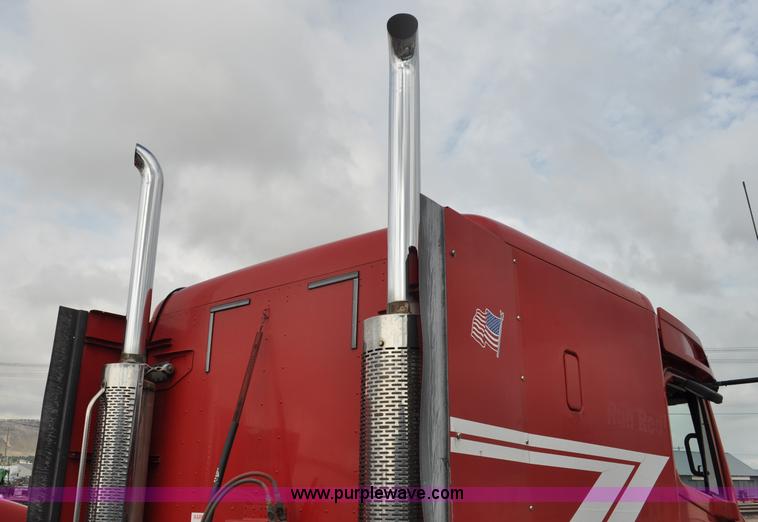 image for item G6125 2005 Freightliner Columbia  CL120 semi truck