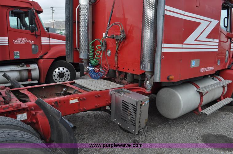 image for item G6125 2005 Freightliner Columbia  CL120 semi truck