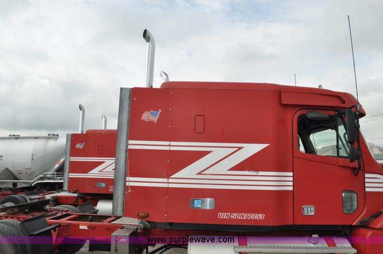 image for item G6125 2005 Freightliner Columbia  CL120 semi truck