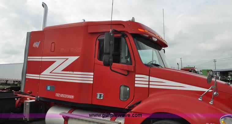image for item G6125 2005 Freightliner Columbia  CL120 semi truck