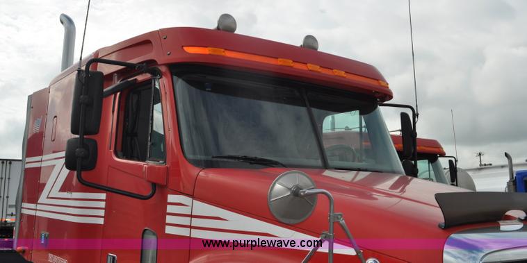 image for item G6125 2005 Freightliner Columbia  CL120 semi truck