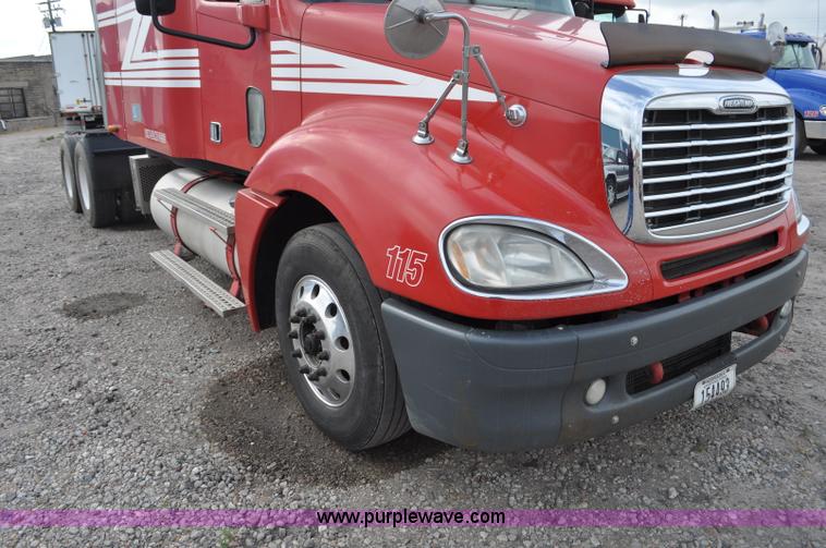 image for item G6125 2005 Freightliner Columbia  CL120 semi truck