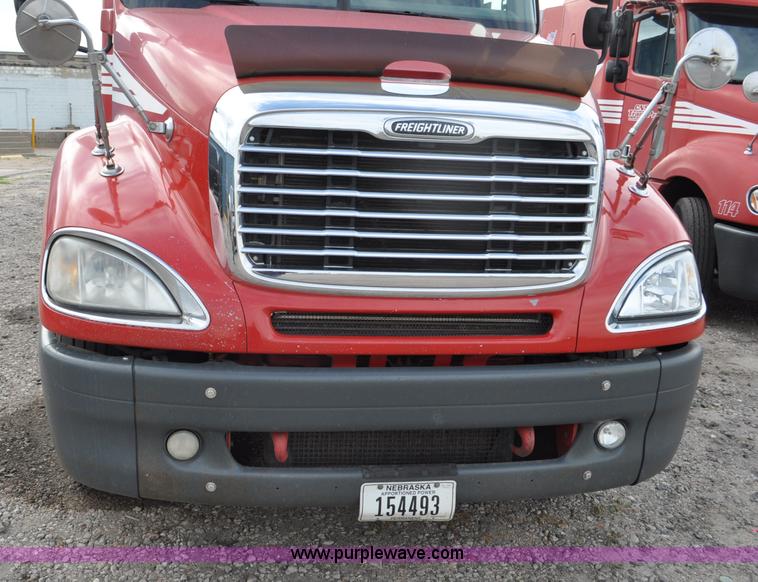 image for item G6125 2005 Freightliner Columbia  CL120 semi truck