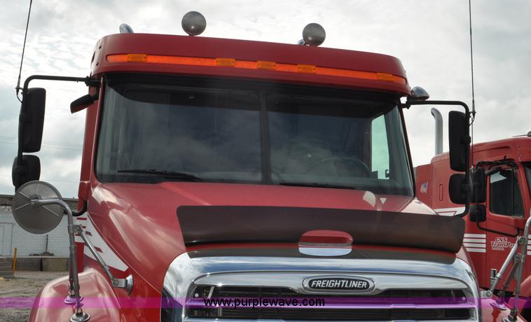 image for item G6125 2005 Freightliner Columbia  CL120 semi truck