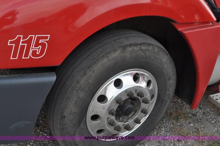 image for item G6125 2005 Freightliner Columbia  CL120 semi truck