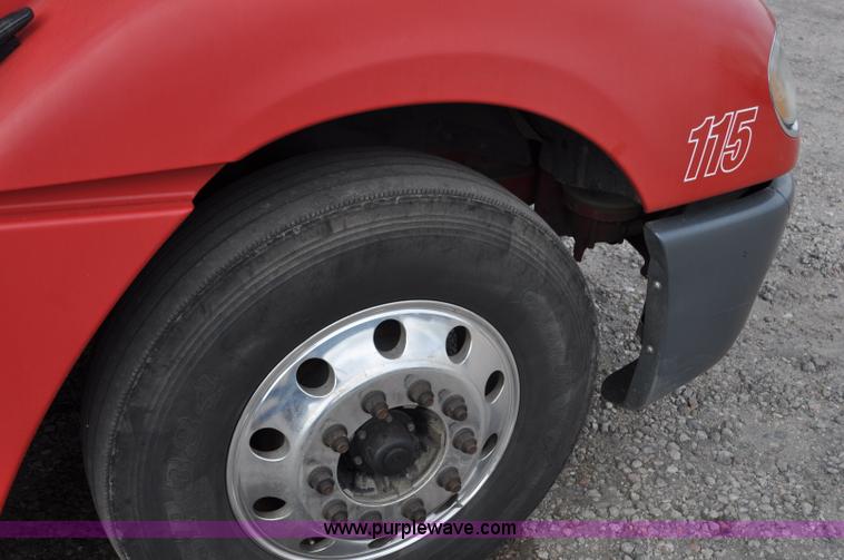 image for item G6125 2005 Freightliner Columbia  CL120 semi truck