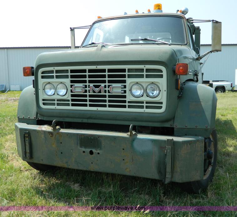 image for item G7926 1975 GMC 7500 wrecker truck