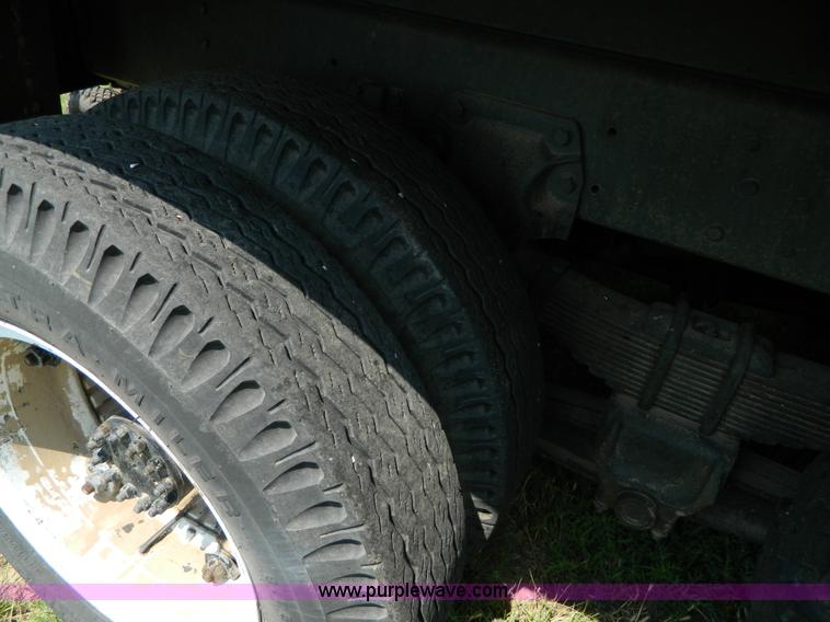 image for item G7926 1975 GMC 7500 wrecker truck