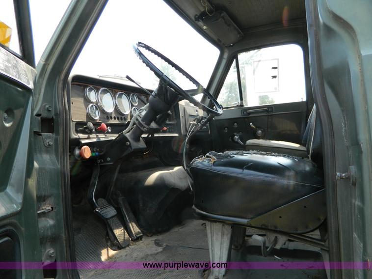 image for item G7926 1975 GMC 7500 wrecker truck