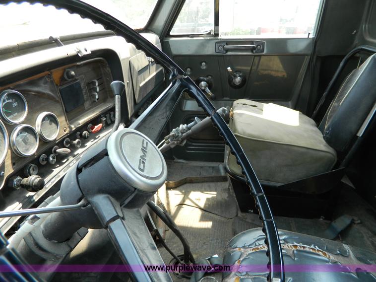 image for item G7926 1975 GMC 7500 wrecker truck