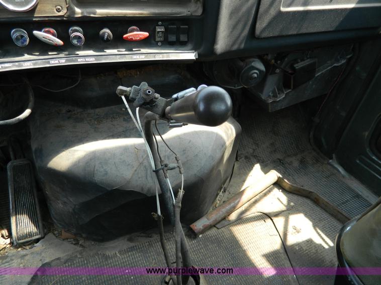 image for item G7926 1975 GMC 7500 wrecker truck