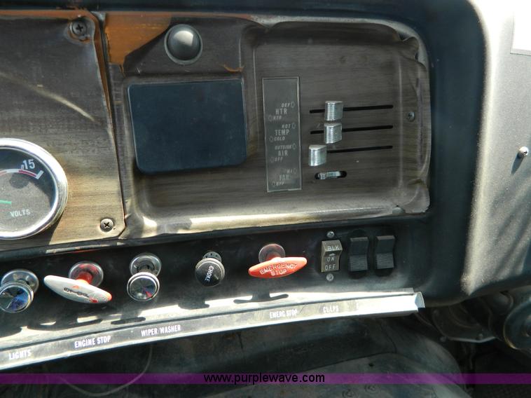 image for item G7926 1975 GMC 7500 wrecker truck