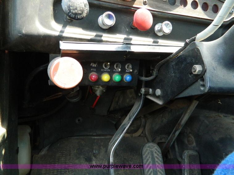 image for item G7926 1975 GMC 7500 wrecker truck