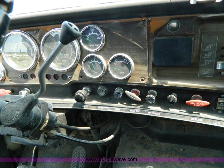 image for item G7926 1975 GMC 7500 wrecker truck