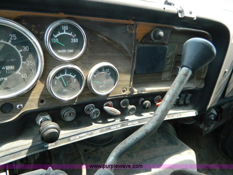 image for item G7926 1975 GMC 7500 wrecker truck