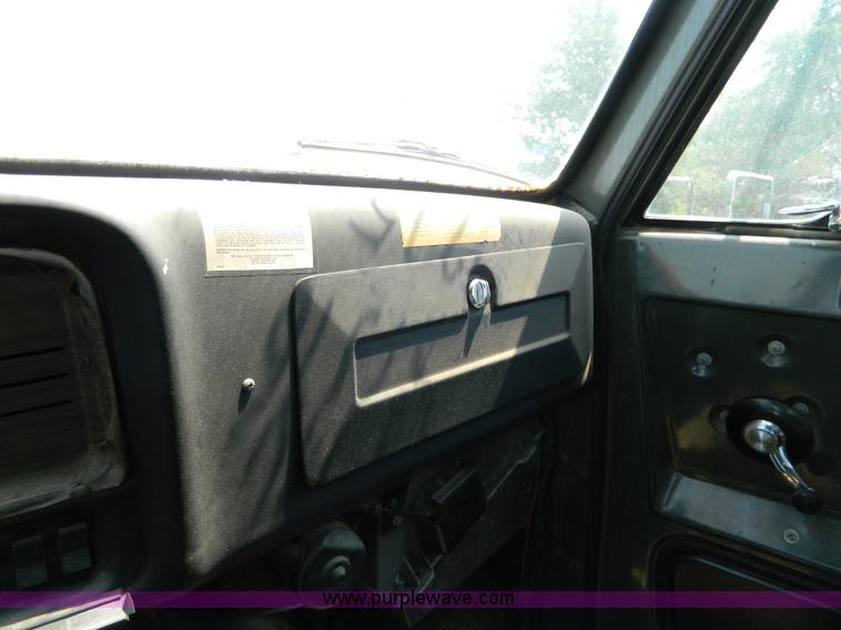 image for item G7926 1975 GMC 7500 wrecker truck