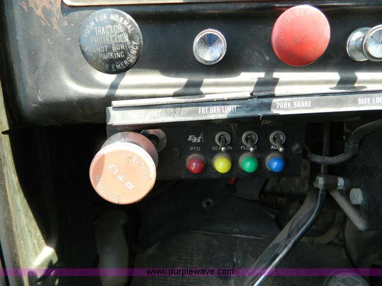 image for item G7926 1975 GMC 7500 wrecker truck