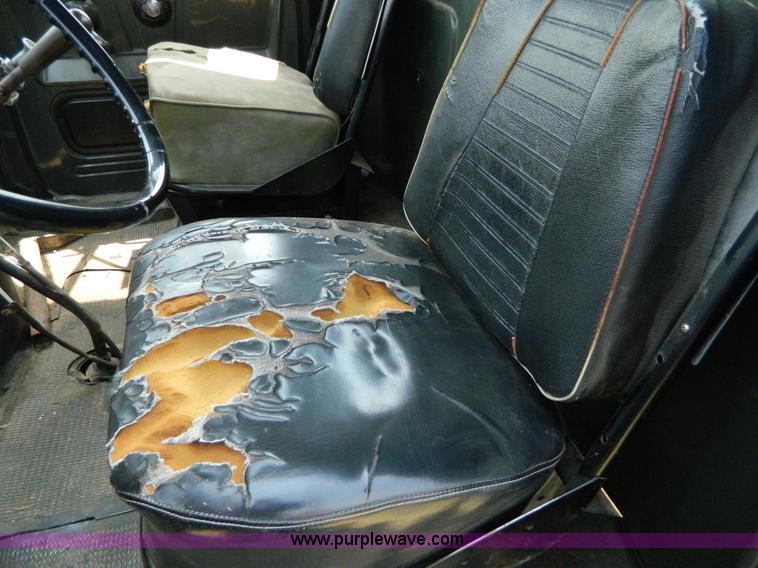 image for item G7926 1975 GMC 7500 wrecker truck