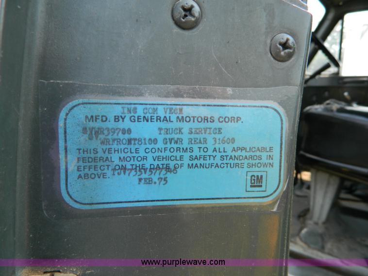 image for item G7926 1975 GMC 7500 wrecker truck