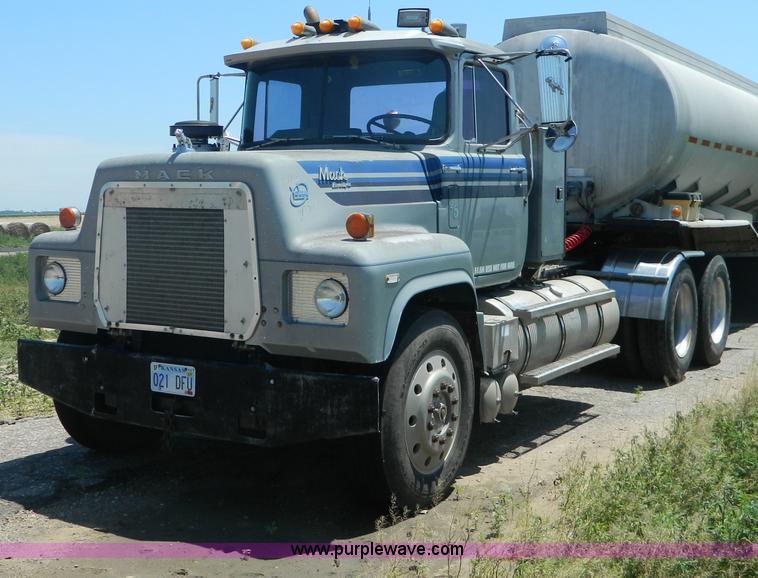 image for item G7956 1985 Mack RS688LT semi truck