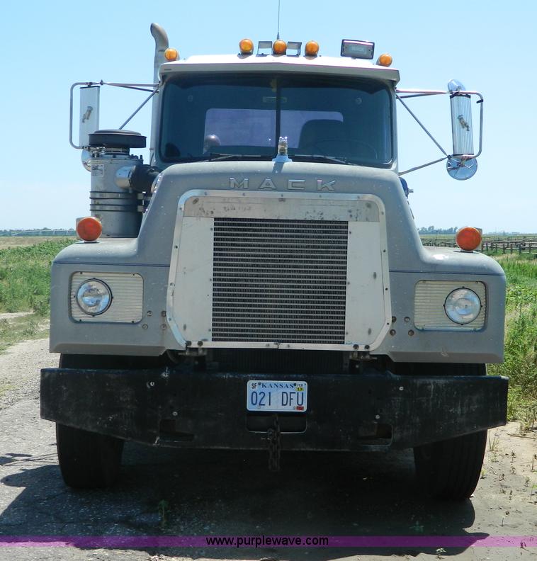 image for item G7956 1985 Mack RS688LT semi truck