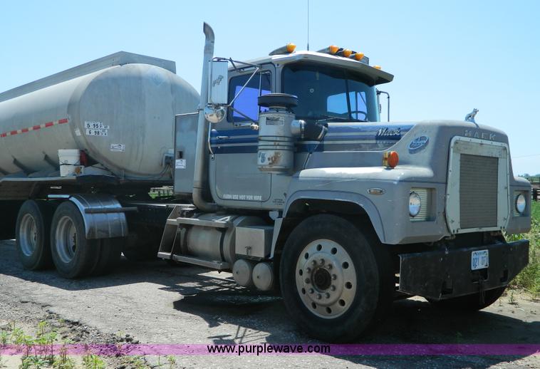 image for item G7956 1985 Mack RS688LT semi truck