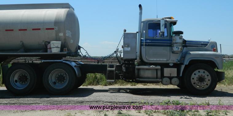 image for item G7956 1985 Mack RS688LT semi truck