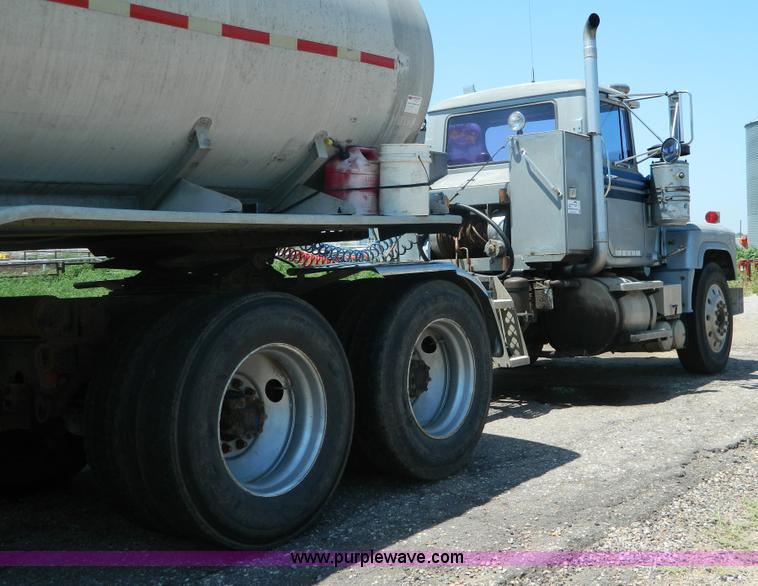 image for item G7956 1985 Mack RS688LT semi truck