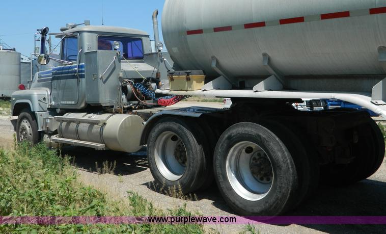 image for item G7956 1985 Mack RS688LT semi truck