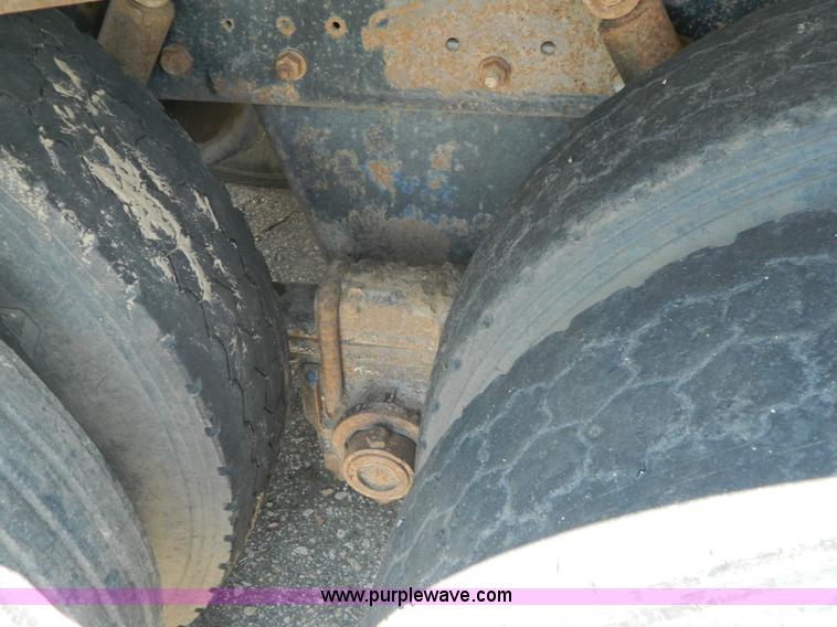 image for item G7956 1985 Mack RS688LT semi truck